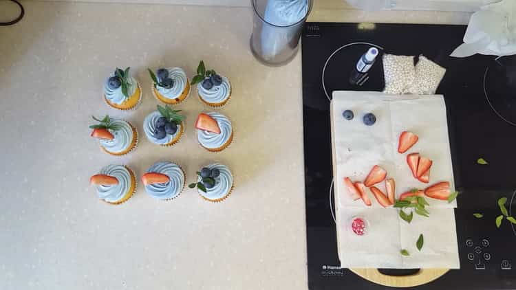 Cupcakes s nadjevom prema receptu korak po korak sa fotografijom