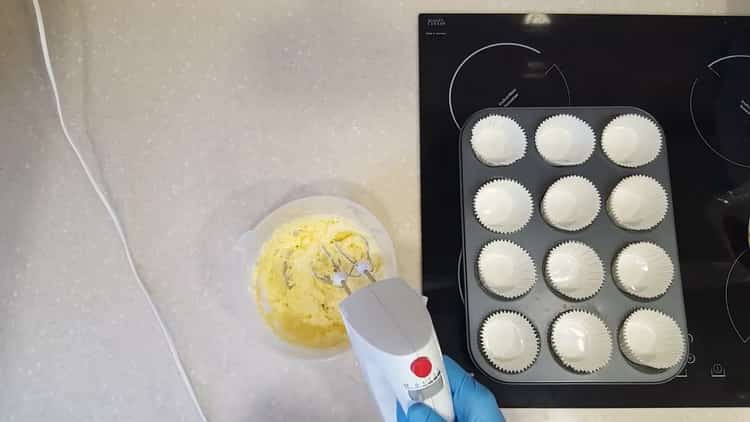 Para preparar cupcakes con relleno, prepare los ingredientes.