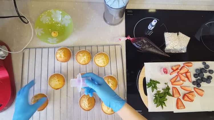 Para hacer cupcakes con relleno, haz un agujero en el cupcake