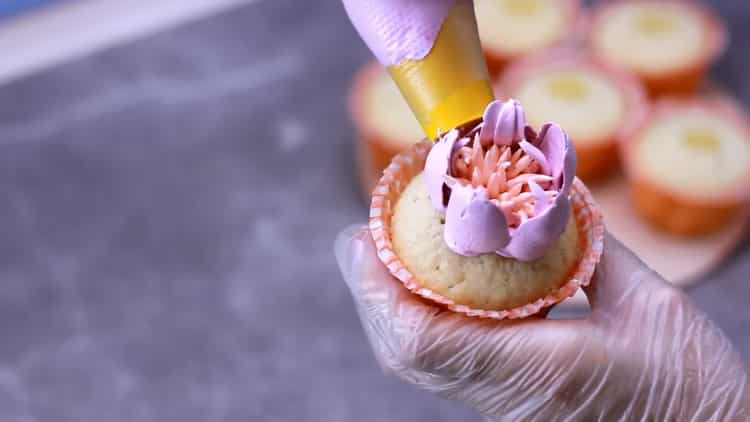 Una receta simple para cupcakes y opciones para decorar con crema de merengue húmedo
