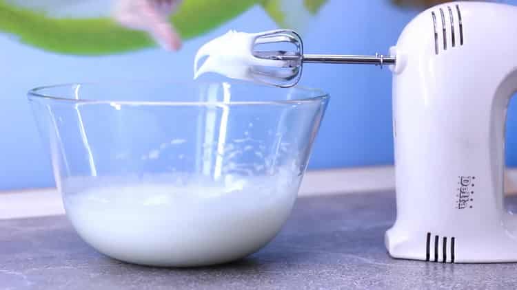 Battre les blancs pour faire des cupcakes.