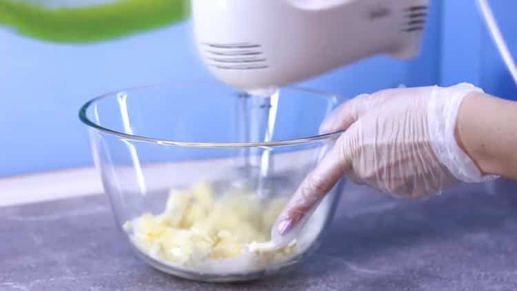 Mezcla los ingredientes para los cupcakes.