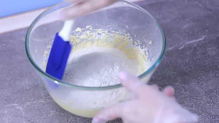 Tamizar la harina para pastelitos