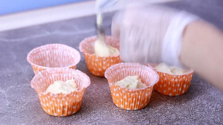 Για να προετοιμάσετε τα cupcakes, ετοιμάστε μια φόρμα