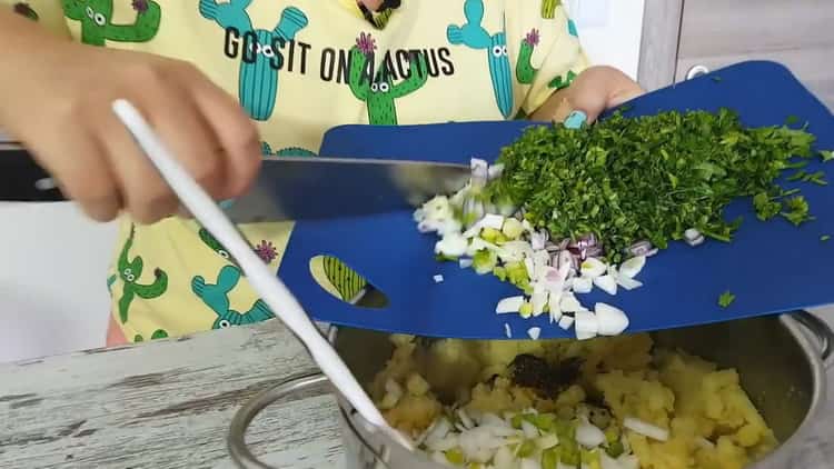 Pour la purée de gâteaux aux pommes de terre, mélangez la purée de pommes de terre et les légumes verts