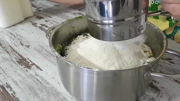 Tamizar la harina para pasteles de papa