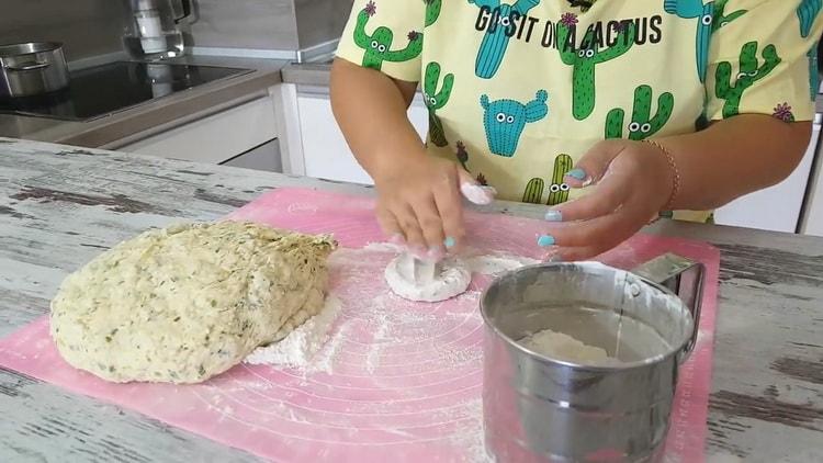Para hacer panqueques de papa, forma una tortilla