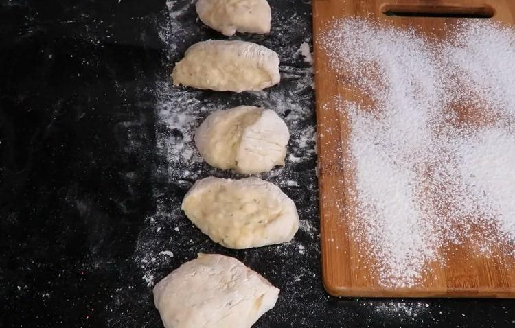 Para hacer pasteles de papa, corte la masa