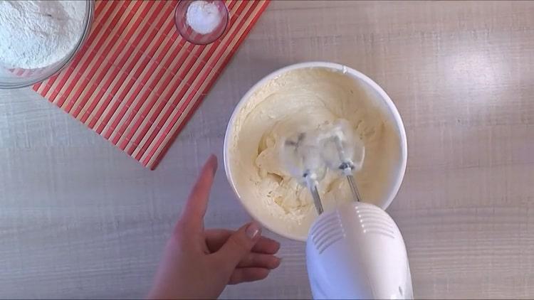 Para hacer un cupcake sin leche, prepara la masa