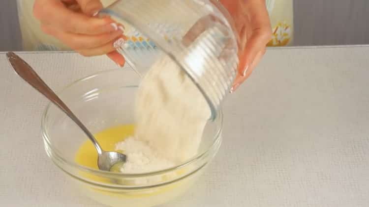 Da biste napravili cupcake u kriglu, prosijte brašno za 5 minuta