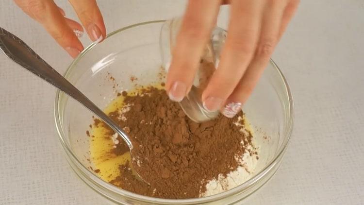 Pour faire un petit gâteau dans une tasse, préparez le cacao en 5 minutes