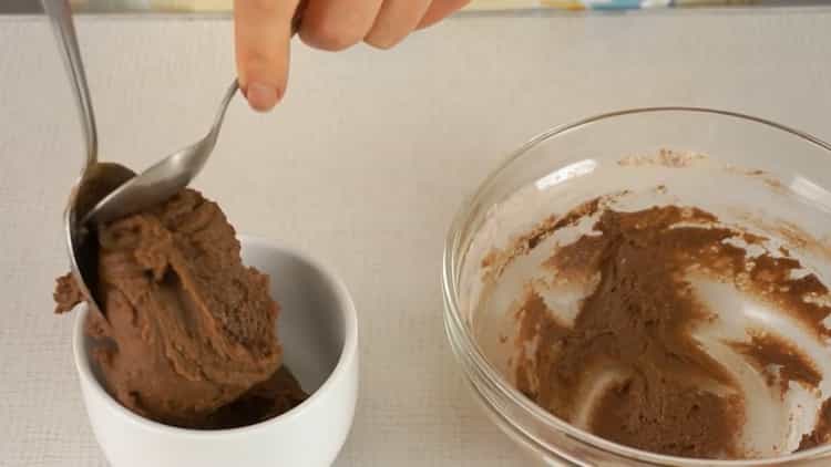Pour faire un petit gâteau dans une tasse, mettez la pâte dans une tasse en 5 minutes