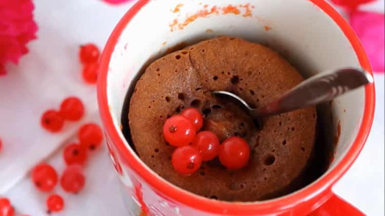 Gâteau sans lait au micro-ondes selon une recette pas à pas avec photo