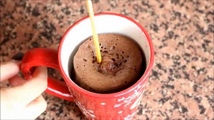 petit gâteau au micro-ondes sans lait est prêt