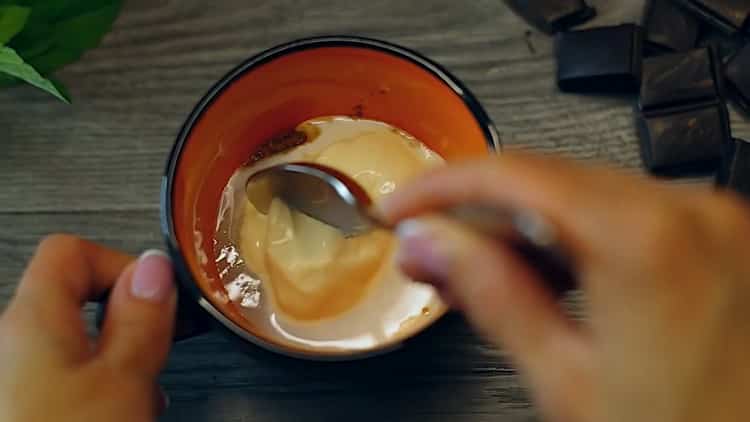 Pour un gâteau sans œufs, mélanger les ingrédients