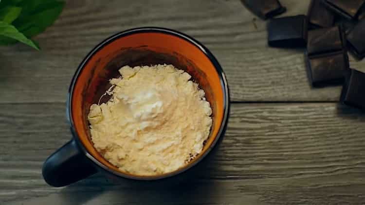 Sift flour to prepare a cupcake in the microwave without eggs