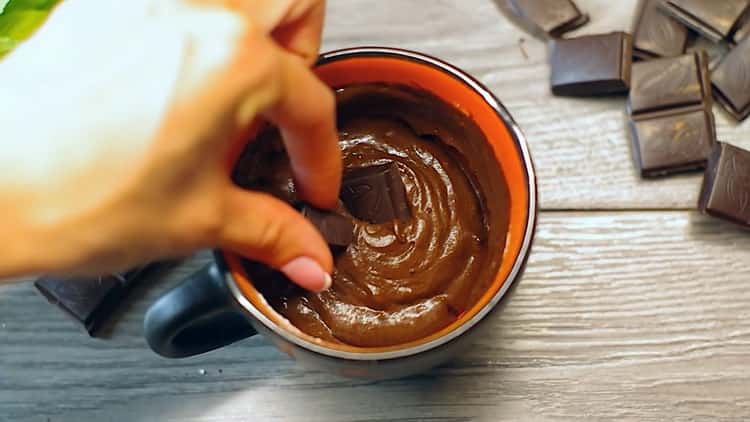 Agregue chocolate para hacer un pastelito sin huevo