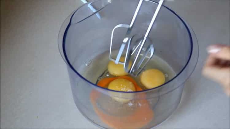Para hacer un pastelito en una olla de cocción lenta, bata los huevos.