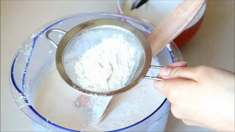 Para hacer un pastelito en una olla de cocción lenta, tamice la harina