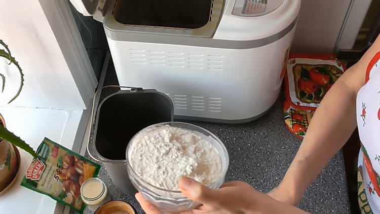 Para hacer un pastelito en una máquina de pan, tamice la harina