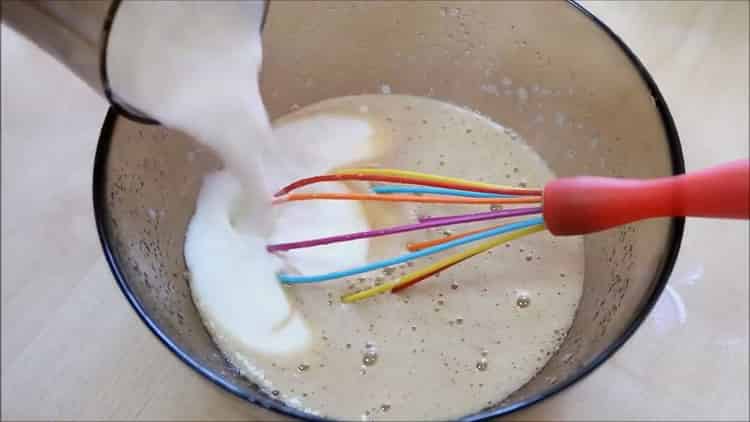 Para hacer un pastelito en leche, mezcle los ingredientes.
