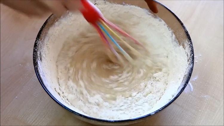 Para hacer un pastelito en leche, tamice la harina