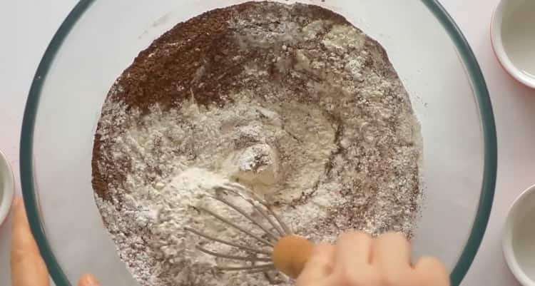 Cuire un petit gâteau aux cerises selon une recette simple