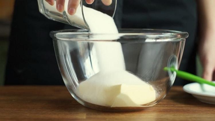 Pour préparer un gâteau aux fruits confits, préparez les ingrédients.