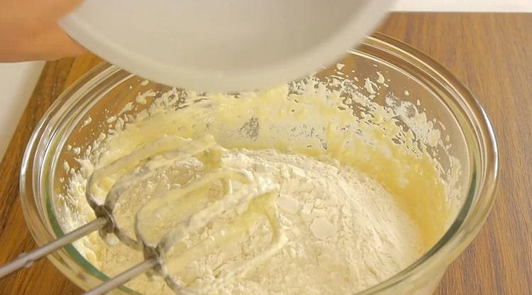 Sift flour to make a capital cupcake