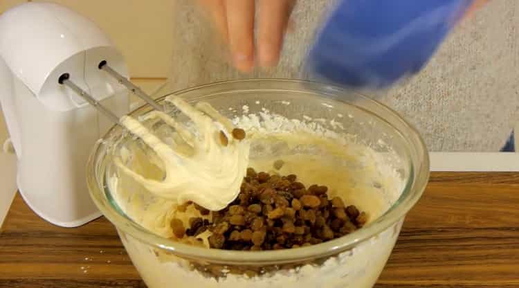 Ajouter la farine et les raisins secs pour faire un muffin