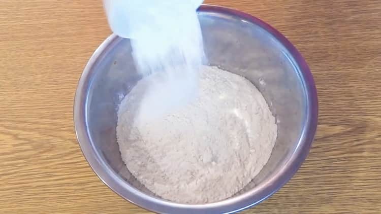 Tamizar la harina para hacer cupcake de kéfir