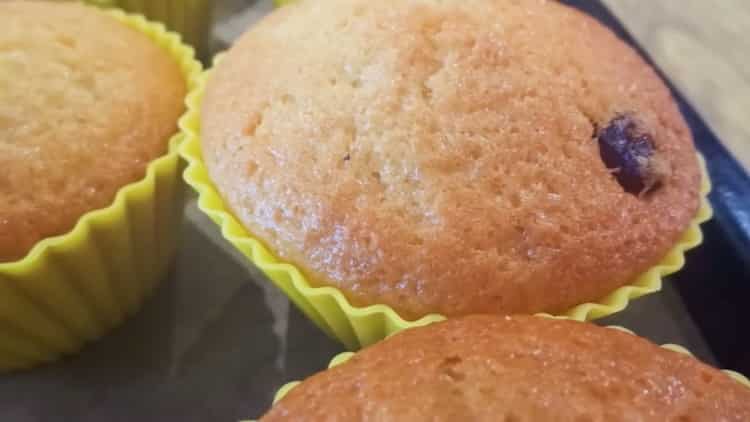 A kefir cupcake with raisins in the oven according to a step by step recipe with a photo