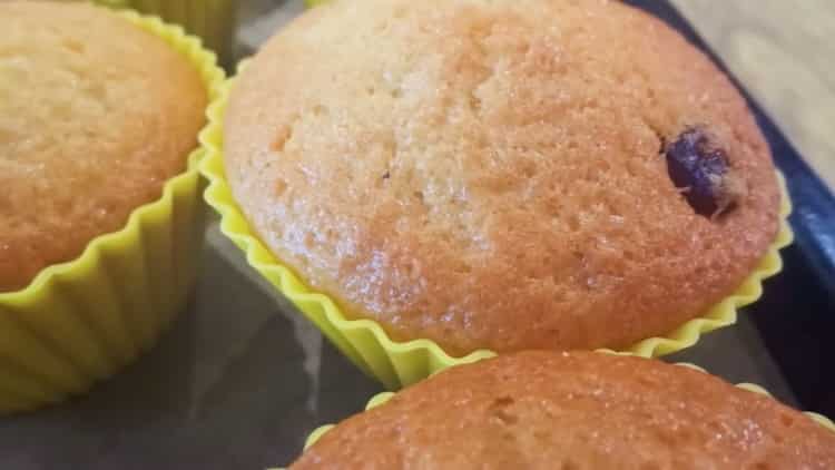 Un kéfir cupcake con pasas en el horno según una receta paso a paso con una foto