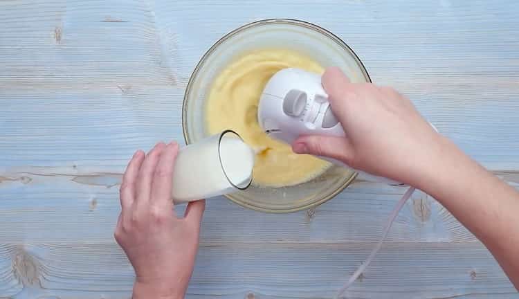 Da biste napravili kolače sa kondenziranim mlijekom, dodajte mlijeko