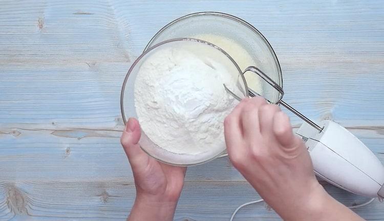 Tamiser la farine pour faire des cupcakes avec du lait concentré