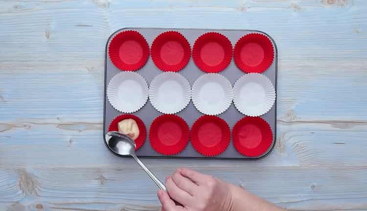To prepare cupcakes with condensed milk, put the dough in the mold