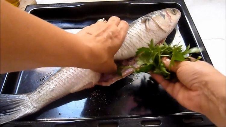 Para preparar el salmonete en el horno, prepare las verduras.