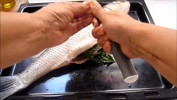 Peel the garlic to cook the mullet in the oven
