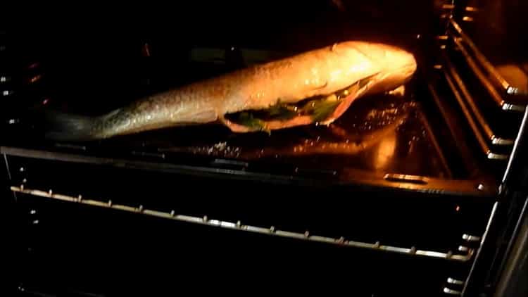 To prepare the mullet in the oven, place the pan in the oven