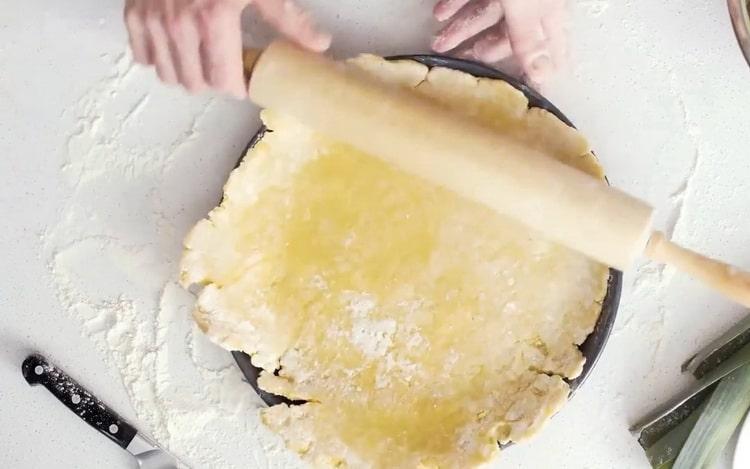 Pour préparer la quiche au poisson, mettez la pâte dans le moule