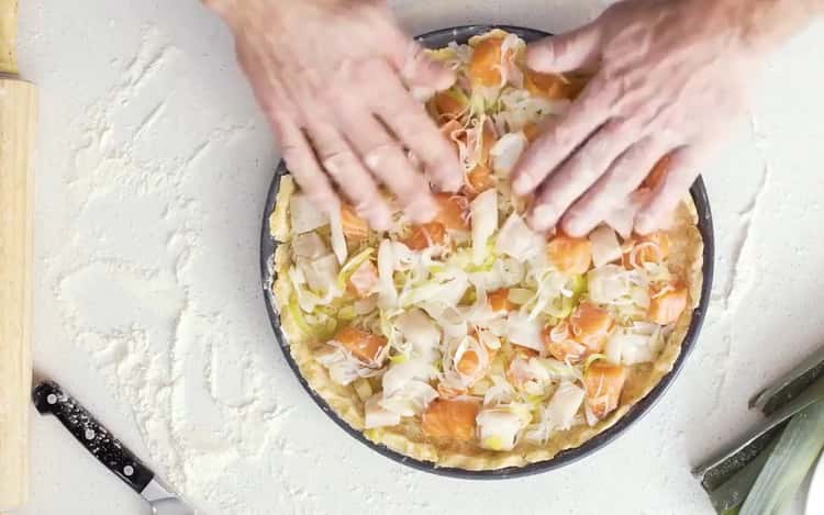 Pour préparer la quiche au poisson, posez la farce sur la pâte