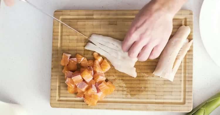 Da biste pripremili quiche s ribom, nasjeckajte sve sastojke