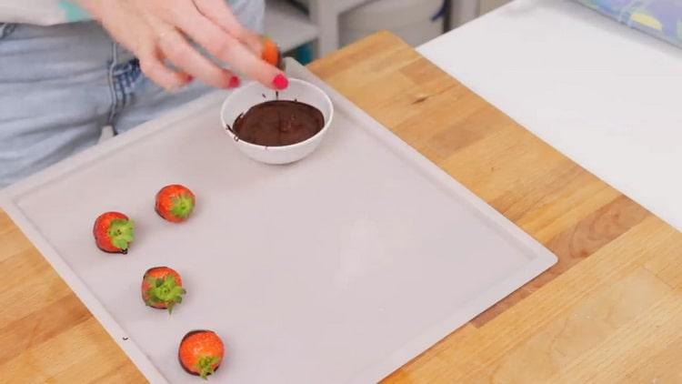 Para hacer un pastel de queso con fresas, haz bayas cubiertas de chocolate