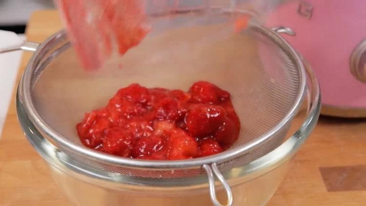 Para hacer un pastel de queso con fresas, prepare los ingredientes.