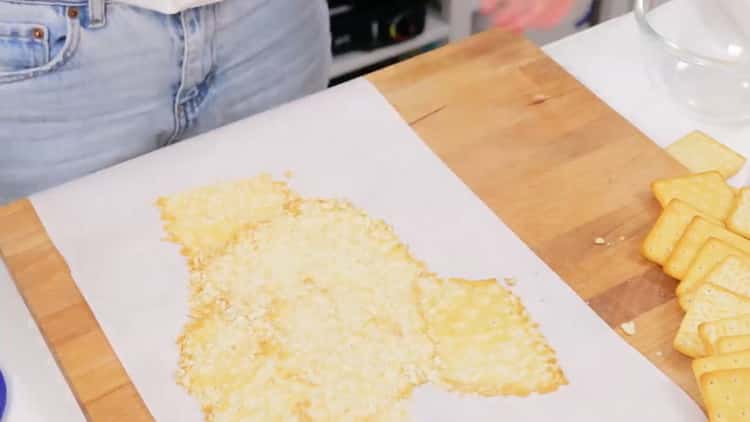 Moler una galleta para hacer una tarta de queso con fresas