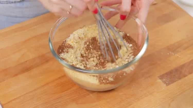 Mélanger les ingrédients de base pour faire un gâteau au fromage aux fraises.