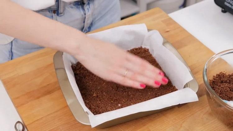 Para preparar un pastel de queso con fresas, coloque la base en un molde