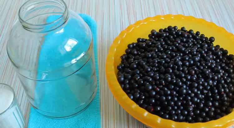 To cook blackcurrant compote, prepare the dishes