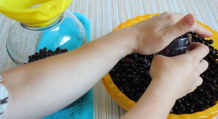 To prepare blackcurrant compote, put the berries in a bowl