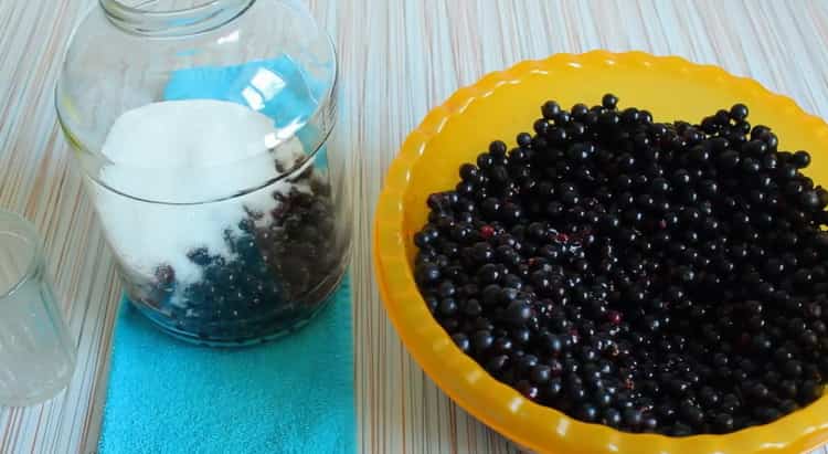 To make blackcurrant compote, add sugar